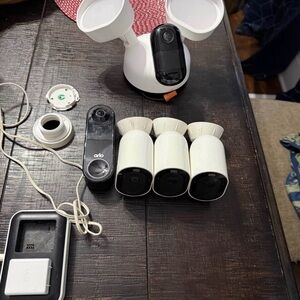 Arlo Security Camera Set with Accessories